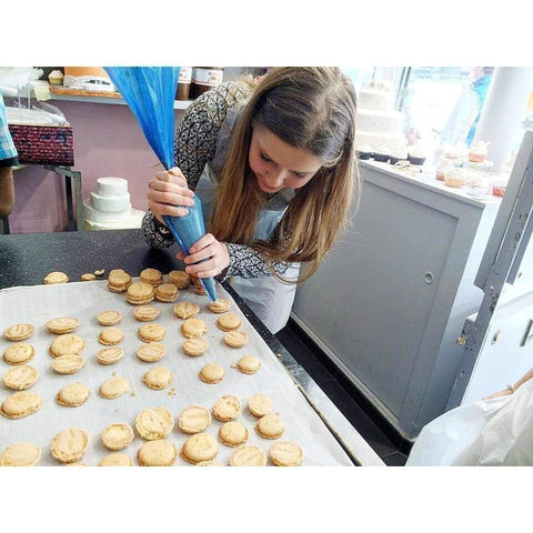 ATELIER MACARONS Samedi 15 février 15h -17h Atelier atilierdesgateaux.com 