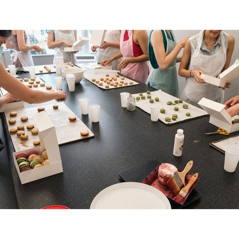 ATELIER MACARONS Samedi 18 juillet 15h -17h Atelier atilierdesgateaux.com 