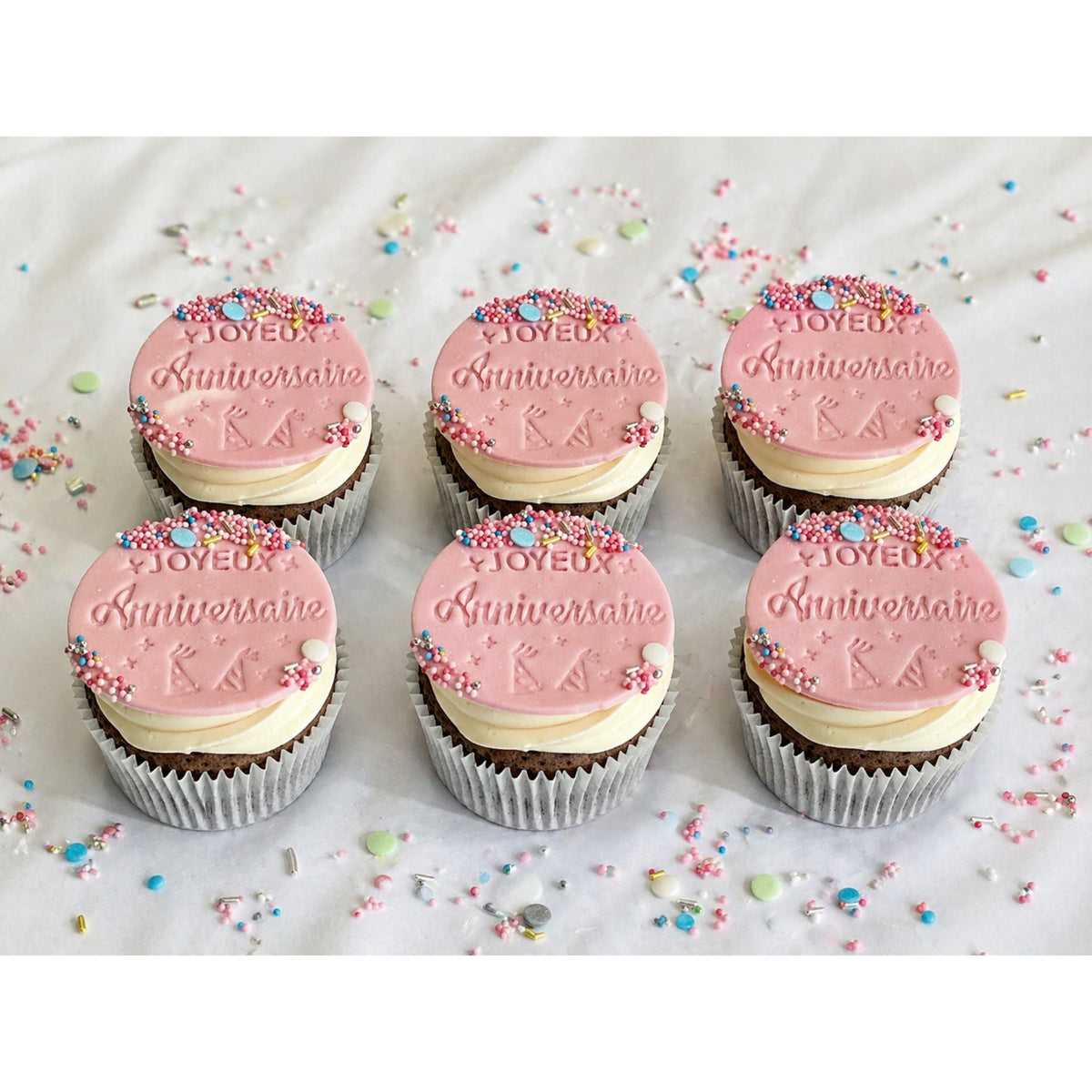 CUPCAKE DECORATION JOYEUX ANNIVERSAIRE cupcake atilierdesgateaux.com 