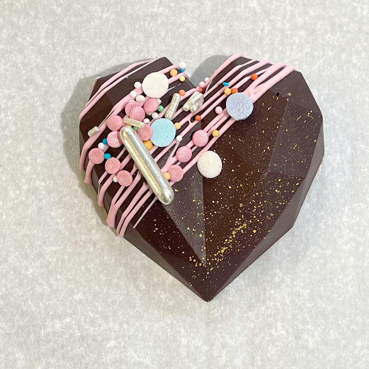 COEUR CHOCOLAT GIANDUJA NOIR DÉCO ROSE L'Atelier des Gâteaux 
