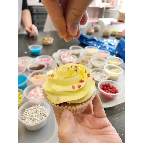 ATELIER CUPCAKES Samedi 11 février 15h - 17h Atelier atilierdesgateaux.com 