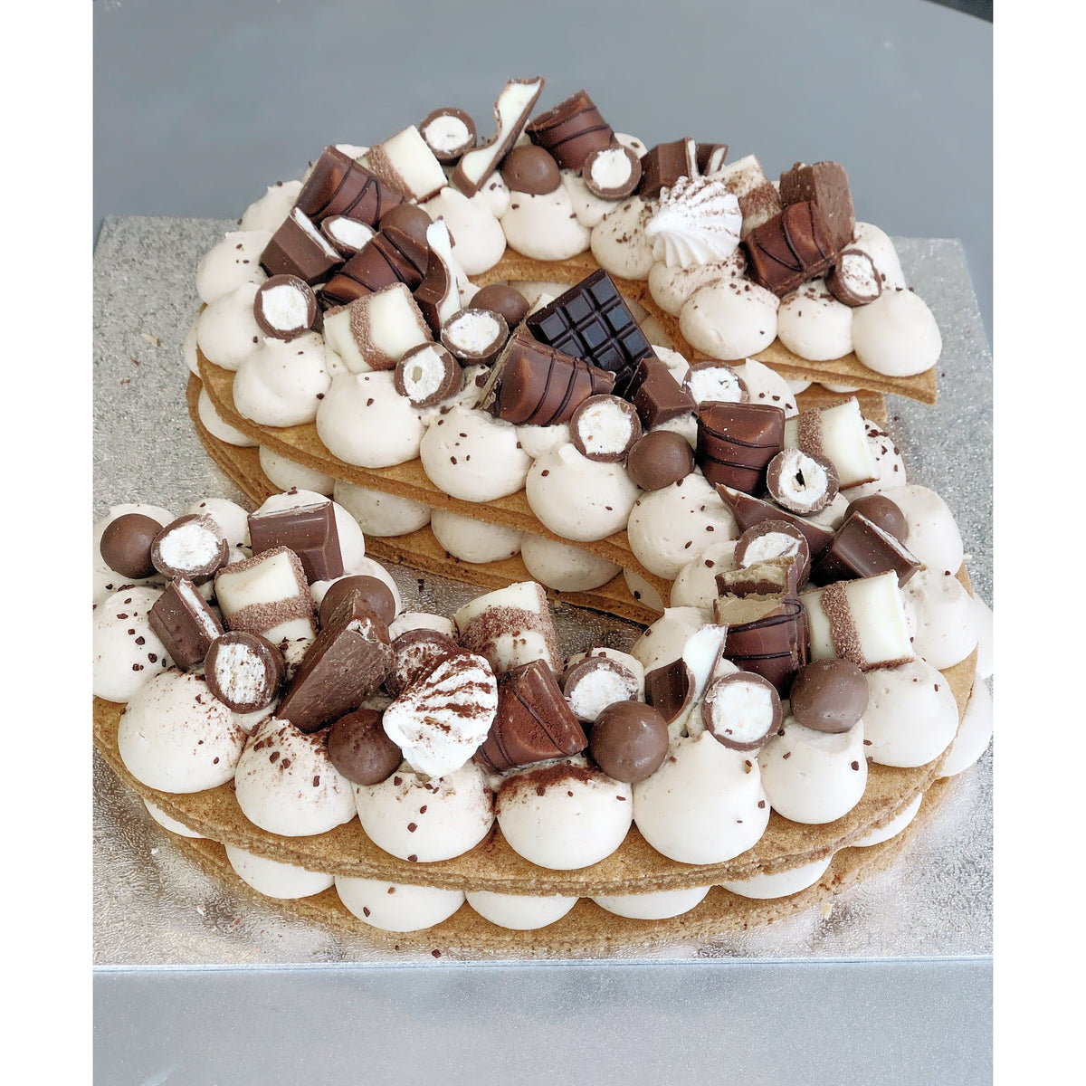 Number/letter cake praliné - L'Atelier des Gâteaux